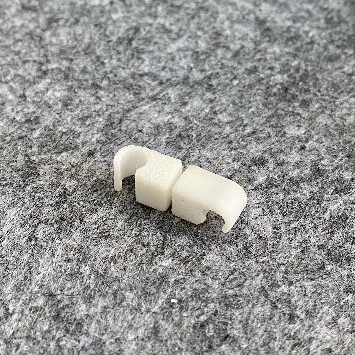 Кабельний затискач з поворотом на 360 градусів