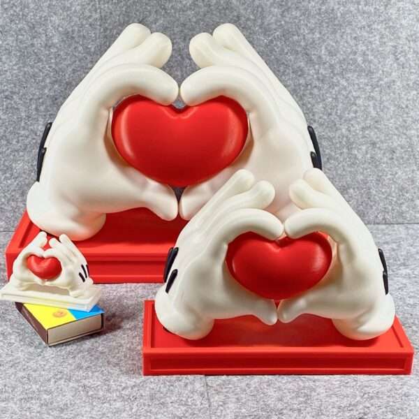 Міккі Маус дарує серце