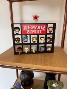 Stranger Things Kinder Joy Stand-02