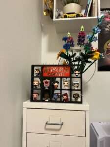 Stranger Things Kinder Joy Stand-frama-02